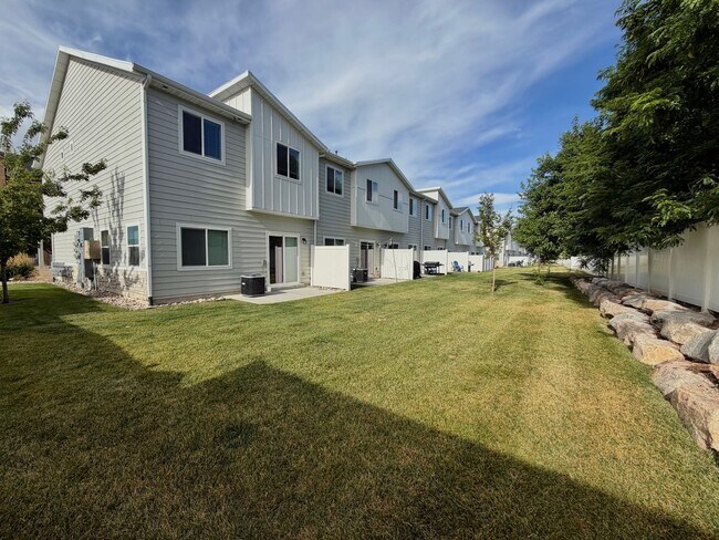 Building Photo - Wow! No Rent Until September! Updated 3 Bed 2.5 Bath Townhome for Rent in North Ogden!