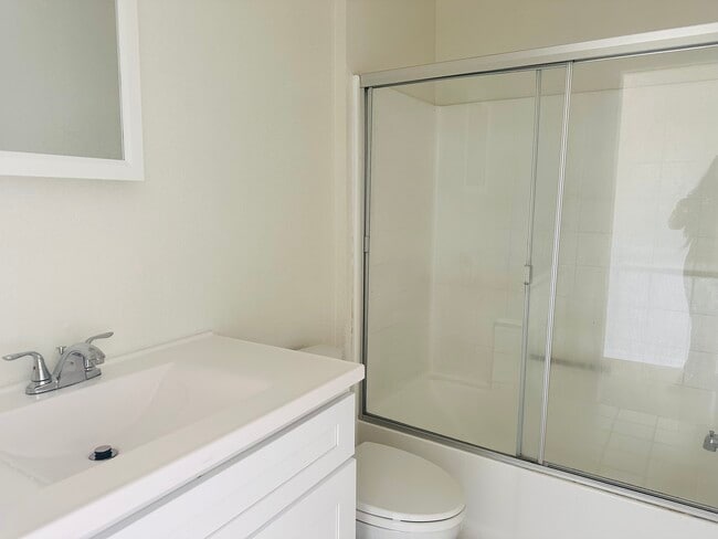 Building Photo - 5847 Gaviota Ave