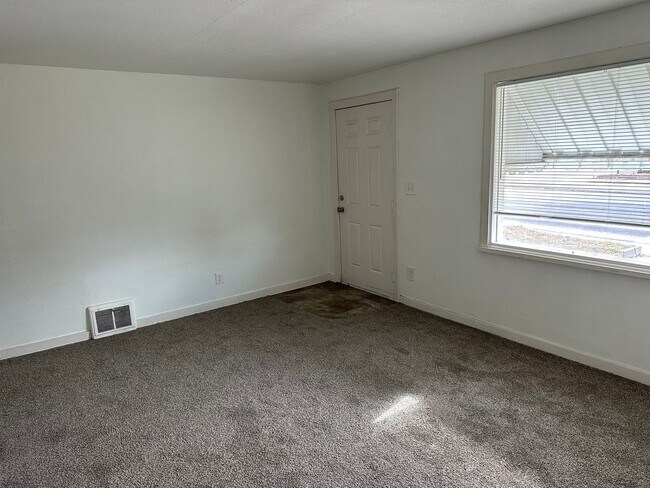 Building Photo - 3 Bed 1 Bath Shadle Park Home - Large Garage