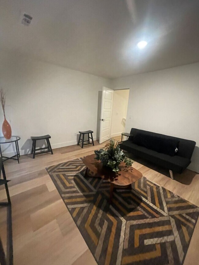 Building Photo - Bentonville Townhouse!