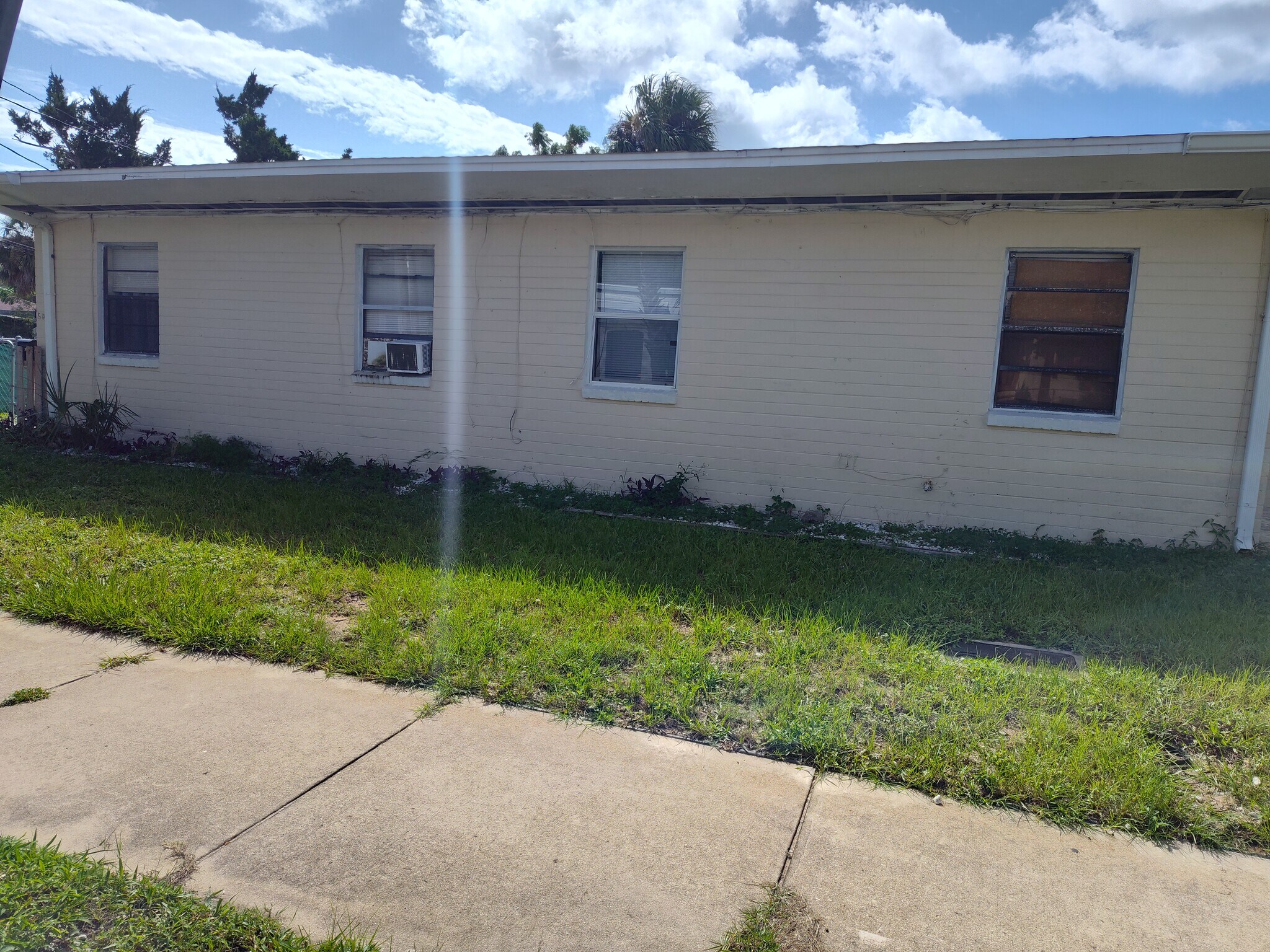 Building Photo - 318 N Oleander Ave