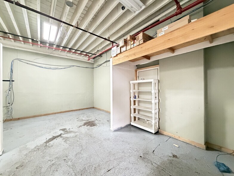 Building Photo - 610 N Albany Ave