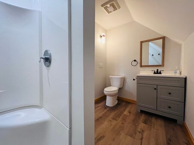 Building Photo - 88 Miller St