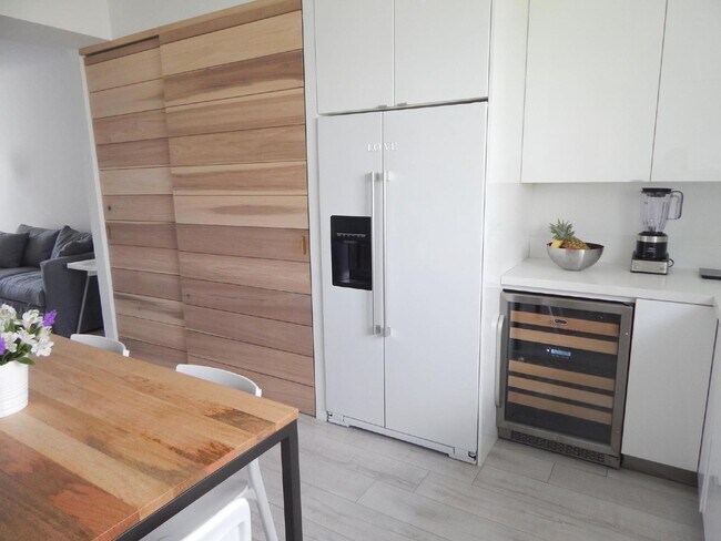 Building Photo - Exquisite 2/2 condo in Art Deco style building