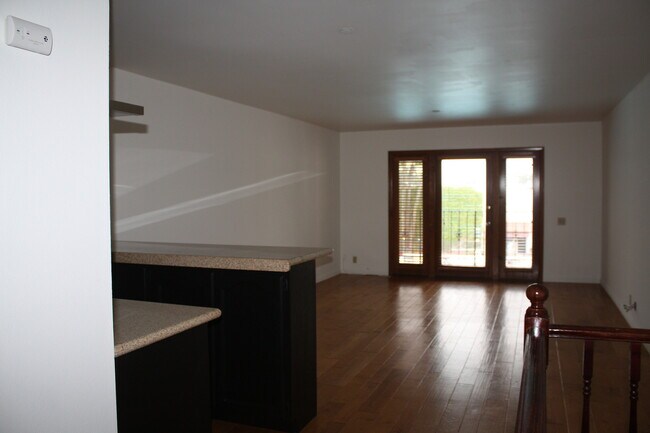 Building Photo - Los Caballeros #007