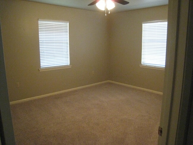 Building Photo - 1127 Lake Dr