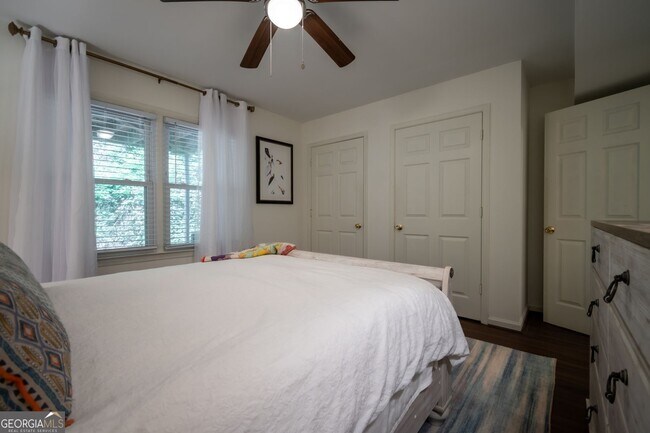 Building Photo - 210 E Cloverhurst Ave