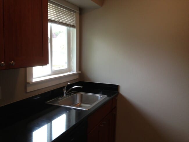 Building Photo - Upper 2 bed on Belmont! Hardwood floors, granite counters, tile in shower! All dogs welcome!