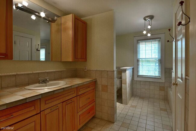 Building Photo - 2 br, 1 bath House - 8 Main St