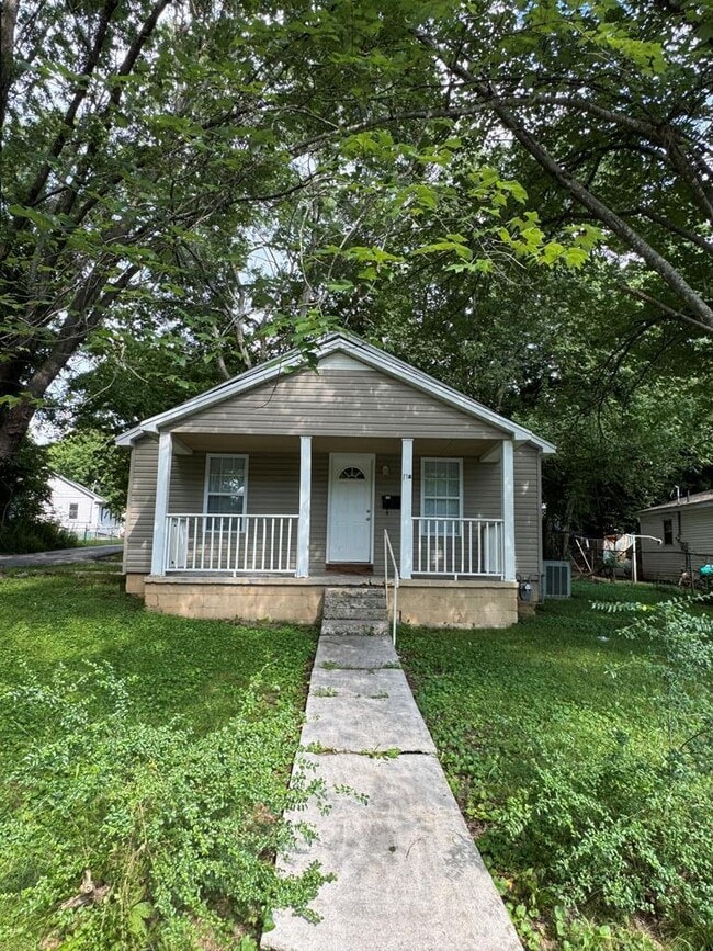 Building Photo - 118 N Fowler Ave