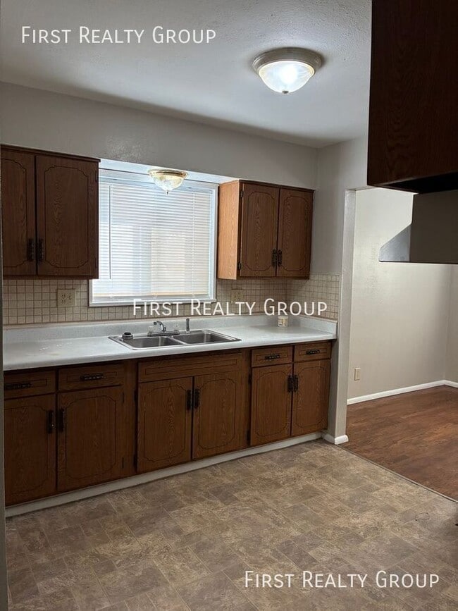 Building Photo - 2526 Kennedy Ave