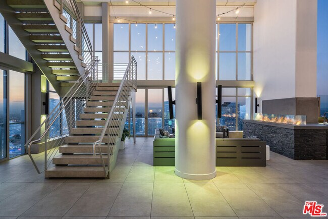 Building Photo - 825 S Hill St