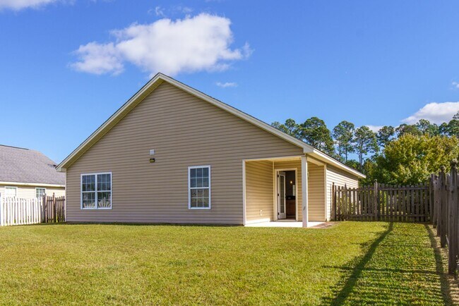 Building Photo - Three Bedroom Home in Hearthstone Lakes Co...