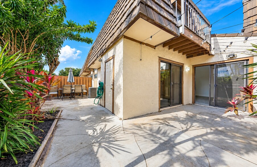 Building Photo - 4012 Palm Bay Cir