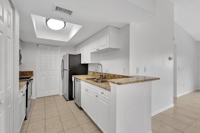 Building Photo - 400 Crestwood Ct N