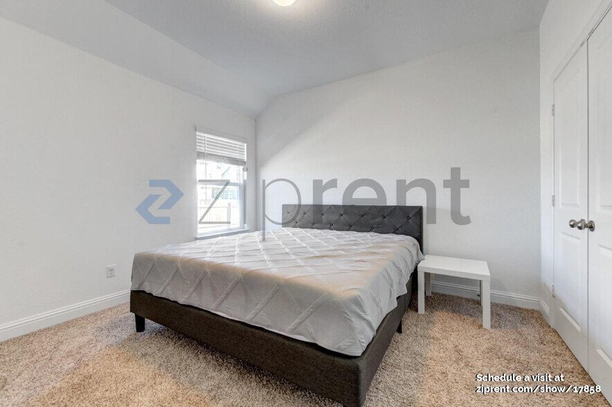 Building Photo - Unit