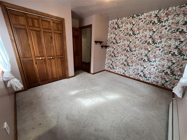 Building Photo - Three Bedroom Single Family House for Rent...