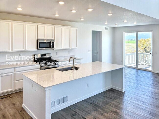 Building Photo - 740 Columbia St