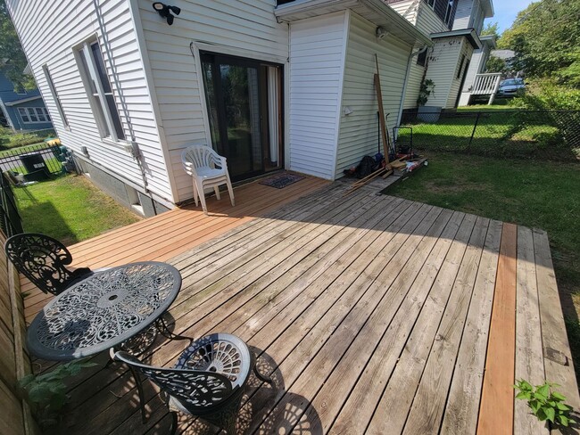 Building Photo - AVAILABLE October 1st! - 3 BED 1 BATH Home!