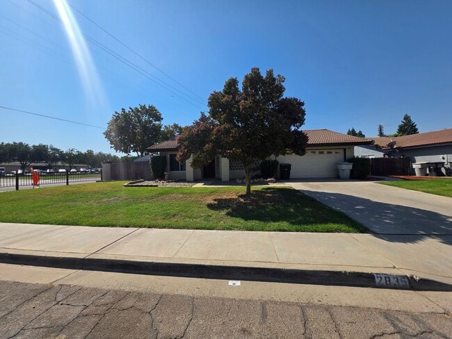 Primary Photo - 2835 E Norman Ave
