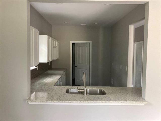 Building Photo - 809 S Travis Ave