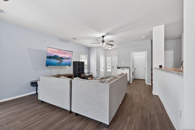 Building Photo - 4 Bedroom/2.5 Bath Summerhill Subdivision