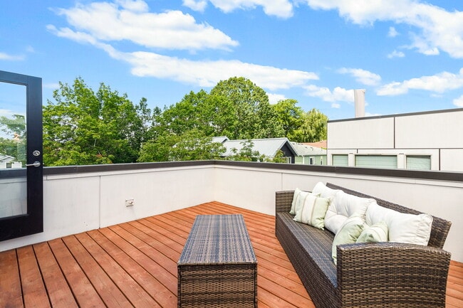 Building Photo - Spacious Judkins Park Townhouse- Parking-Lightrail