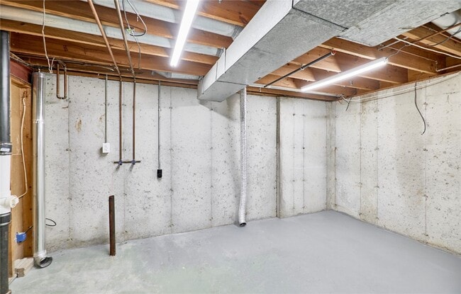 Building Photo - 2402 Savoy Dr