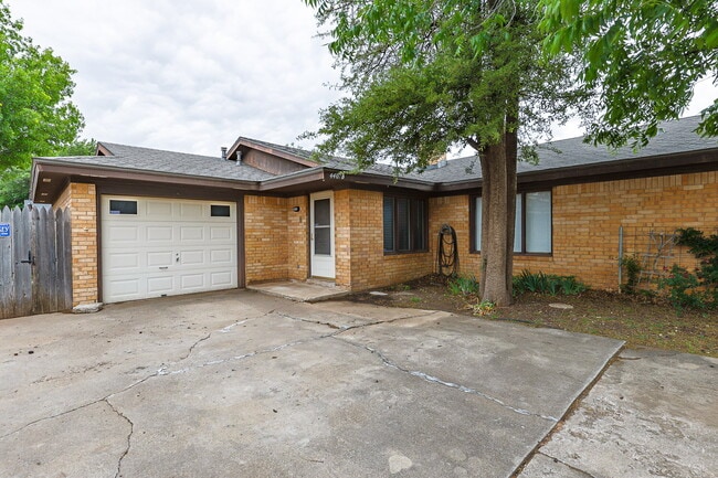 Building Photo - Beautifully Updated Duplex in South Lubbock!