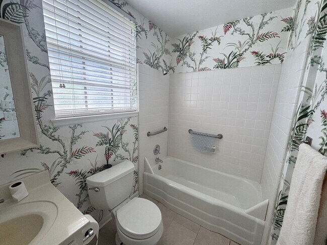 Building Photo - 2 bedroom 2 bath Condo at Carriage Hill