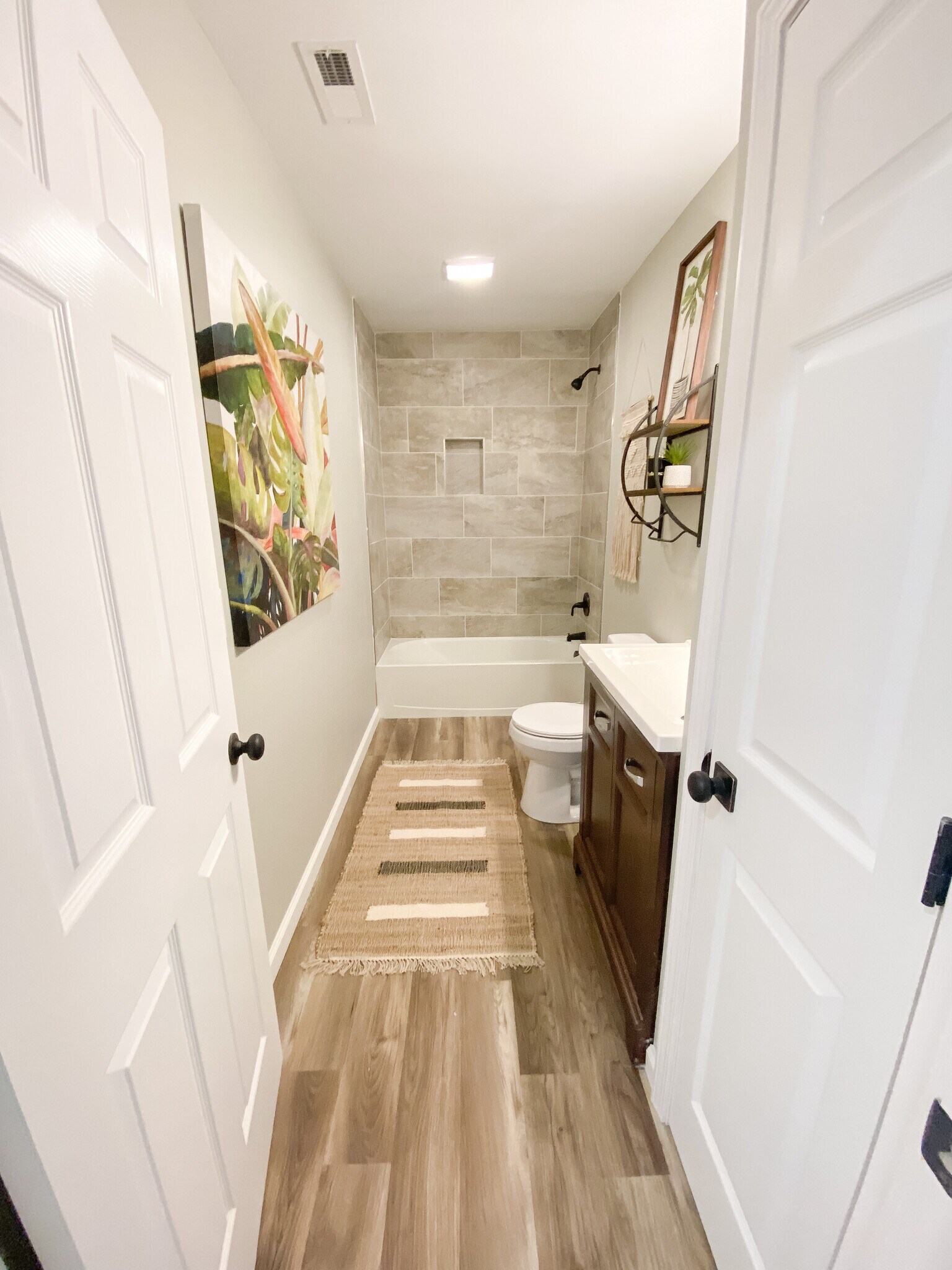 Second bath W tub and shower - 19409 S Hill St