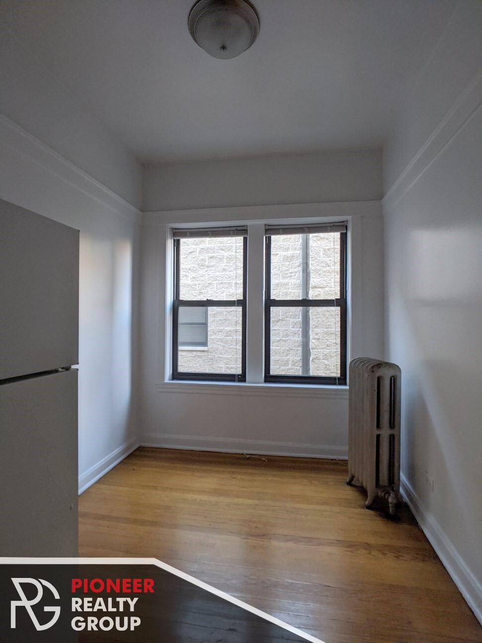 Building Photo - 822 W Waveland Ave