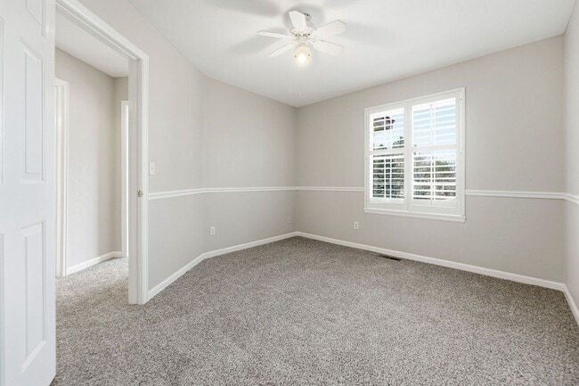 Building Photo - Incredible 4 Bed 4 Bath in Stonegate!