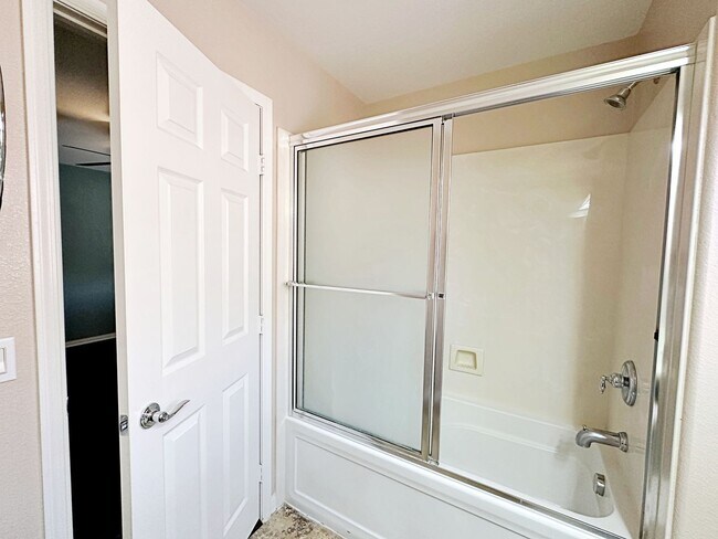 Building Photo - 3 Primary Bedrooms + Loft in Mountain's Ed...