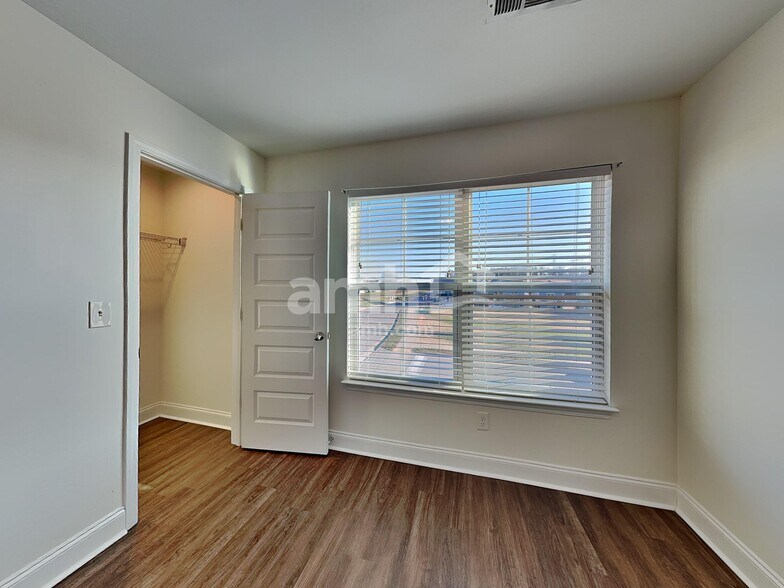 Building Photo - 5500 Central Grove Sq