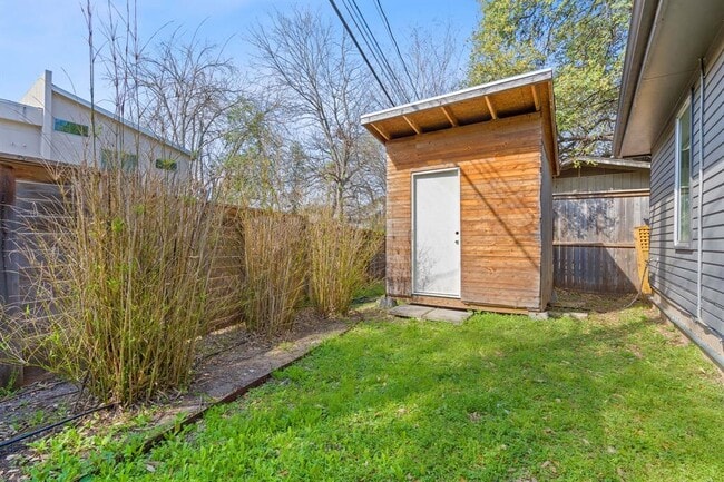 Building Photo - 2418 S 5th St