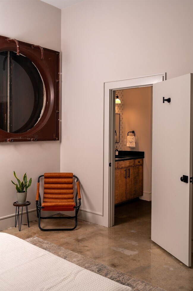 Building Photo - 612 W 8th Ave