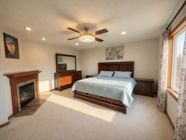 Building Photo - Rare executive rental in chanhassen! 5 beds no upgrade left behind!!!