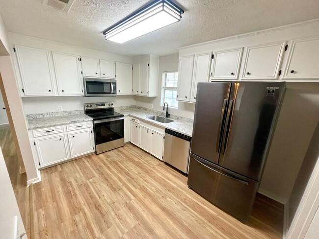 Building Photo - 3 Bed/1.5 Bath Available in Downtown Brandon!
