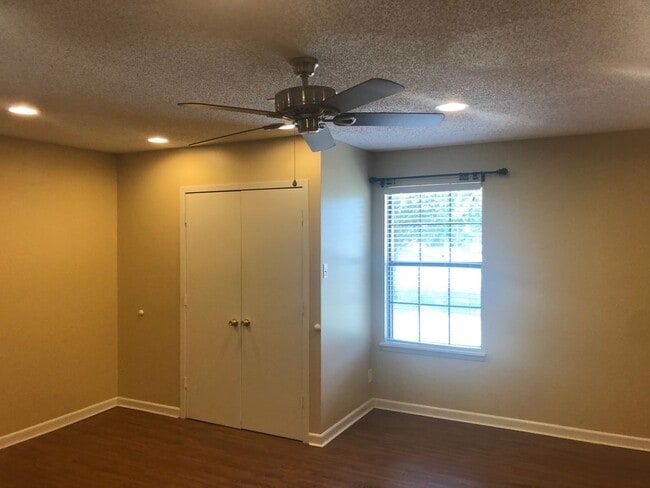 Building Photo - 2 Bedroom Single Family