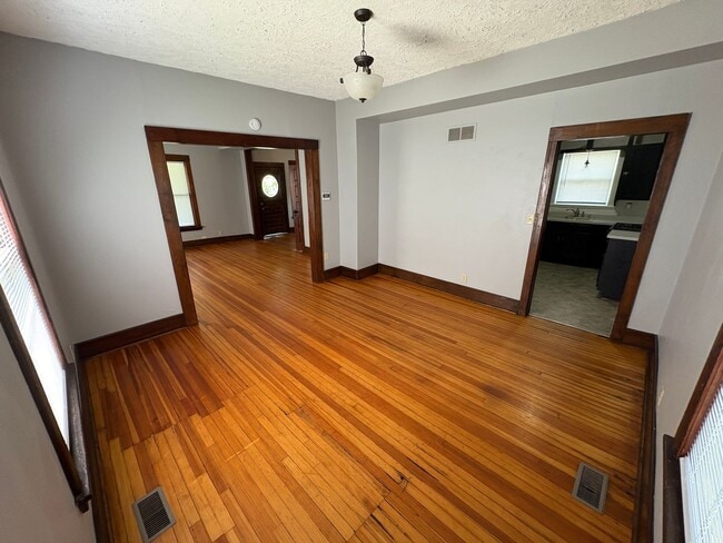 Building Photo - Charming 3-Bed Home with Spacious Layout & Large Backyard