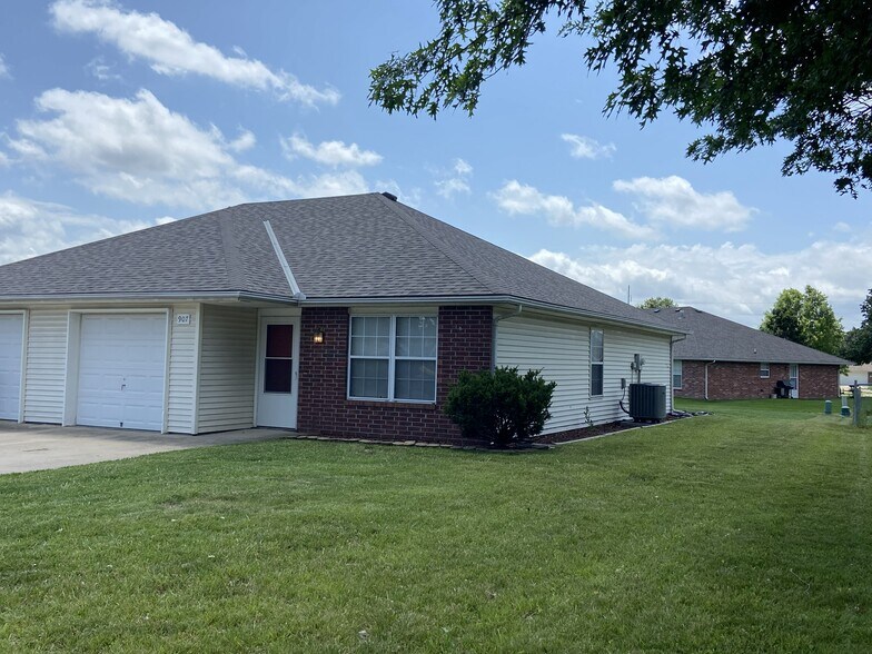 Building Photo - 907 NW Willow Dr