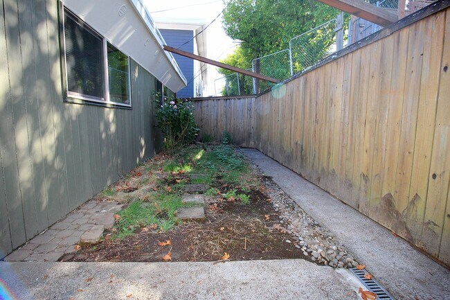 Building Photo - 3200-3236 SW Marigold St