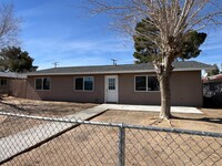 Building Photo - 3 Bedroom 2 Bathroom House Located in Gran...