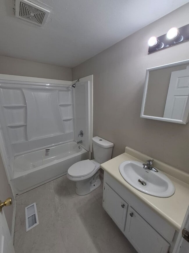 Building Photo - 705 Highland Trce