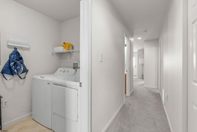 Building Photo - 413 W Beach Ave