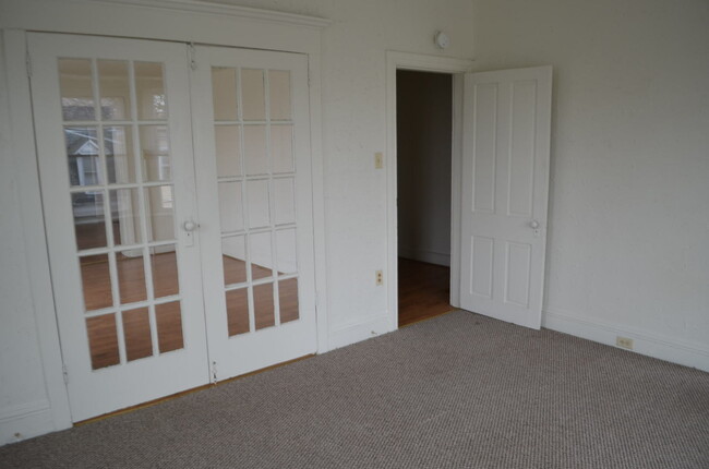 Building Photo - 1 Bedroom 3rd Floor Apartment Near York Re...
