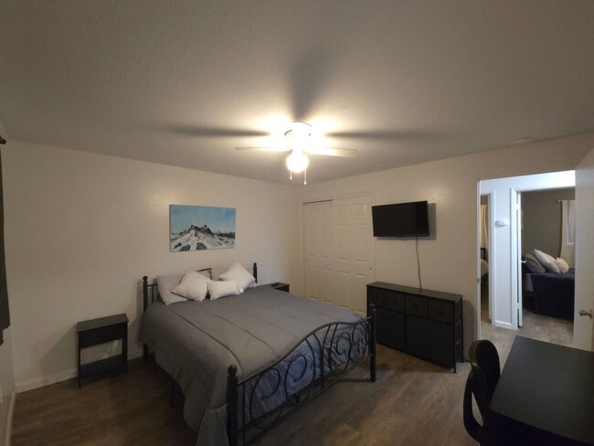 Building Photo - Fully Furnished Home