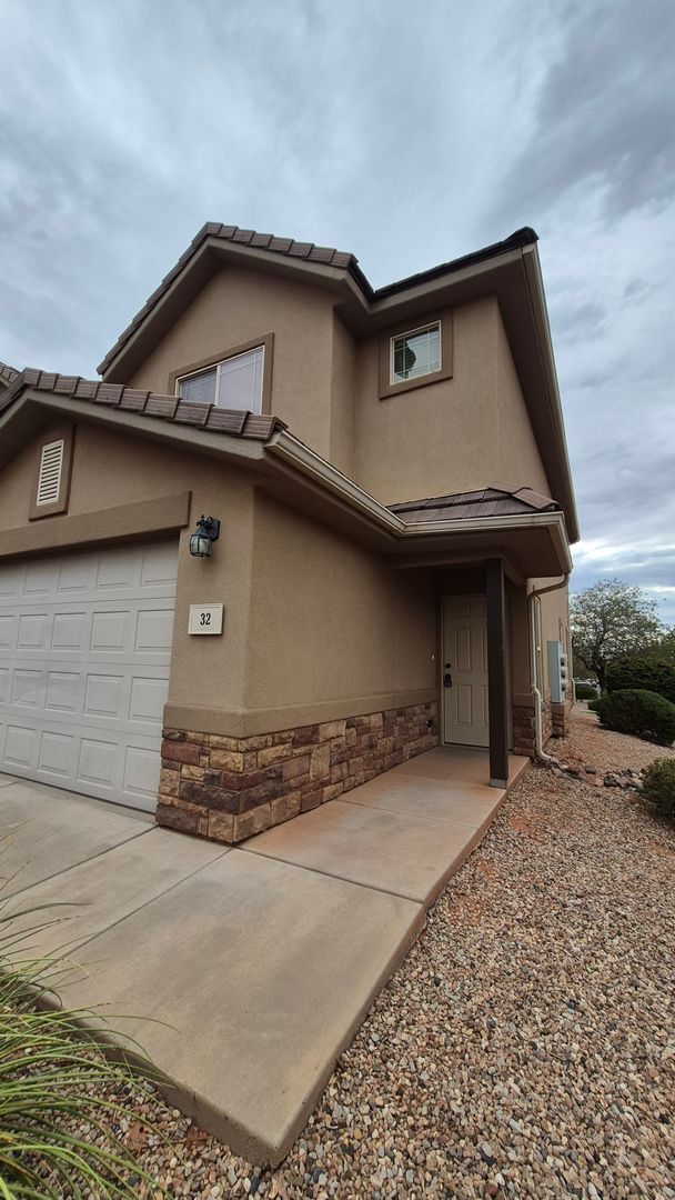 Building Photo - Remodeled 3 Bed / 2.5 Bath Townhome in Great Location