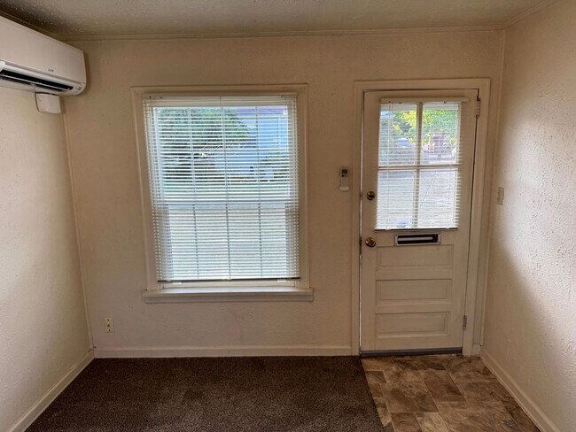 Building Photo - 1 Bedroom duplex in downtown Eugene